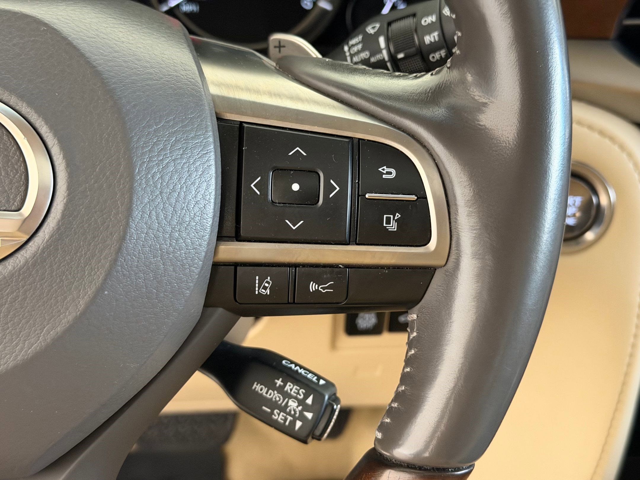 Used 2020 Lexus LX 570 4WD w/ Luxury Package image 32