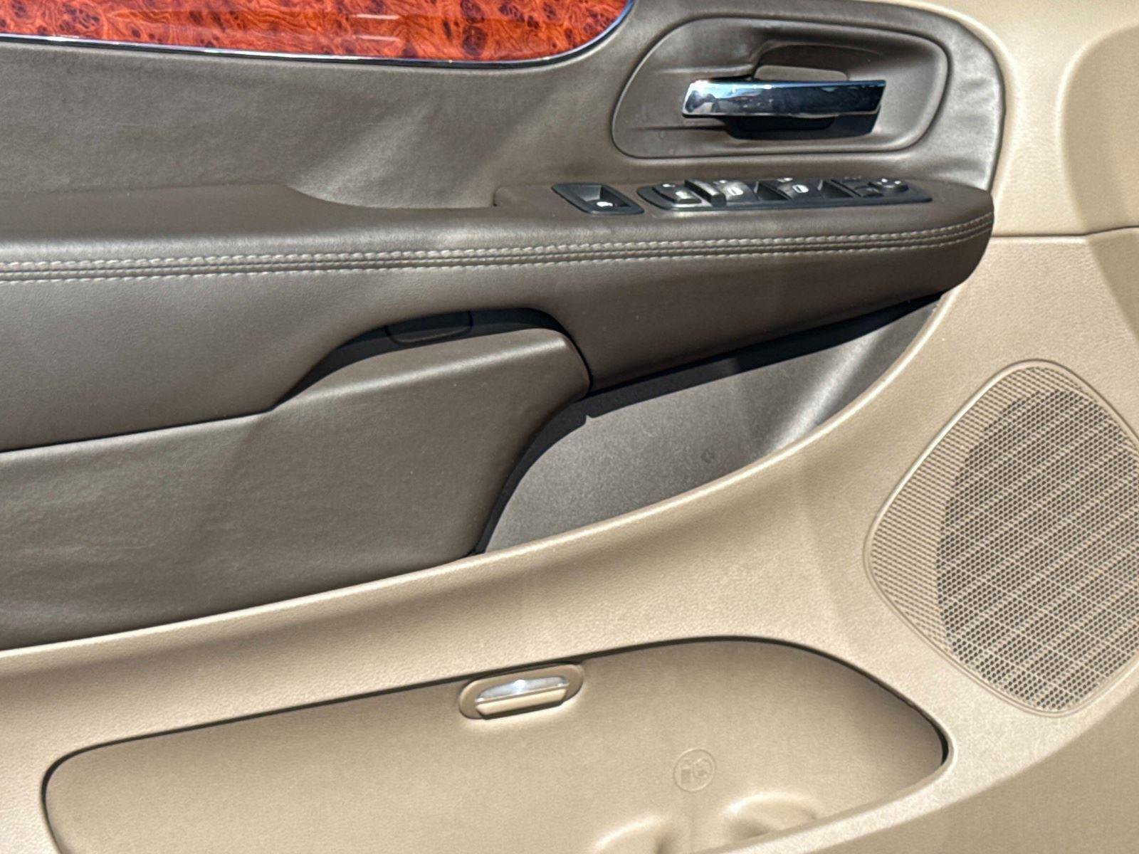 Used 2016 Chrysler Town & Country Touring image 18