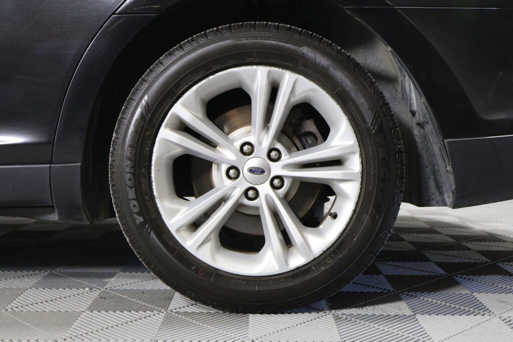 Used 2015 Ford Taurus SEL image 8