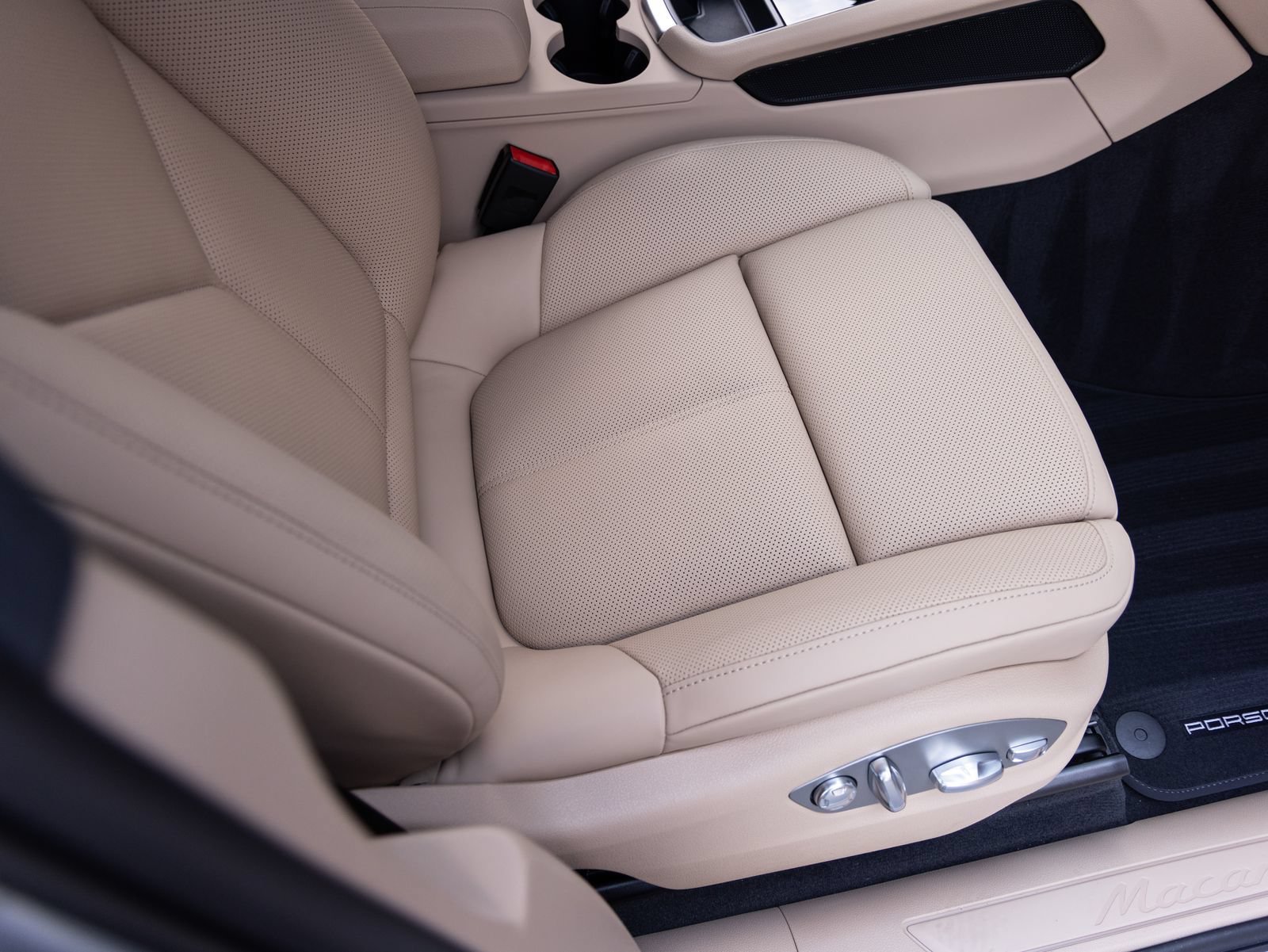 Certified 2026 Porsche Macan AWD/4WD image 34