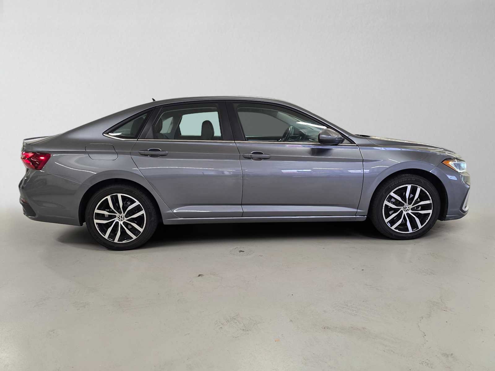 Used 2025 Volkswagen Jetta SE FWD image 6