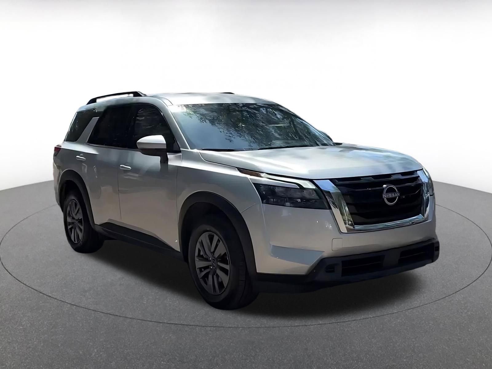 Used 2024 Nissan Pathfinder SV image 3