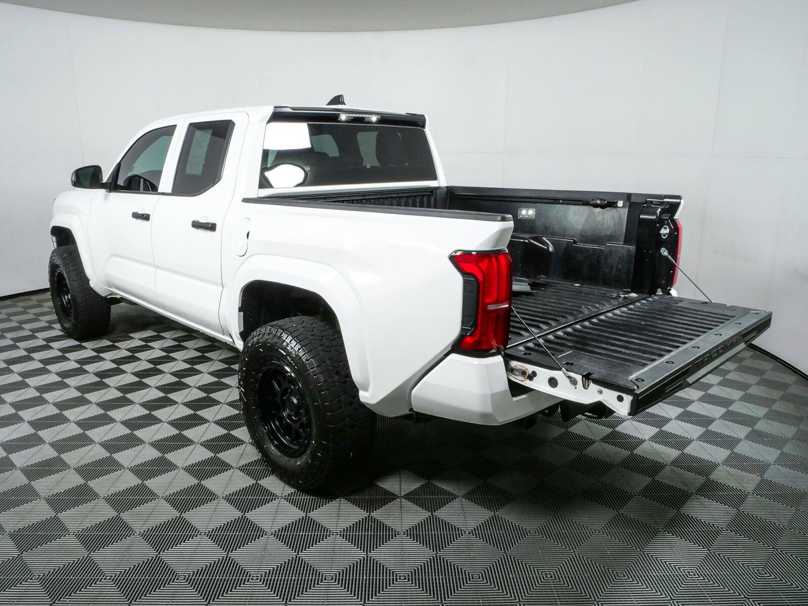 Used 2025 Toyota Tacoma SR AWD/4WD image 29