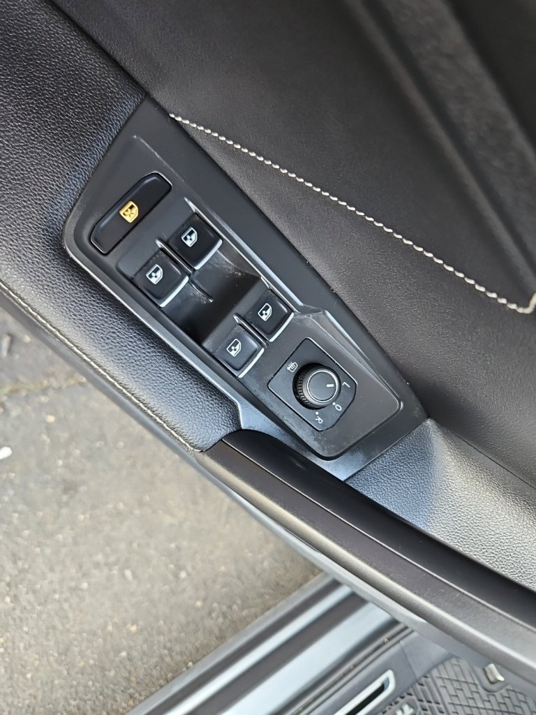 Used 2023 Volkswagen Tiguan SE R-Line FWD image 27