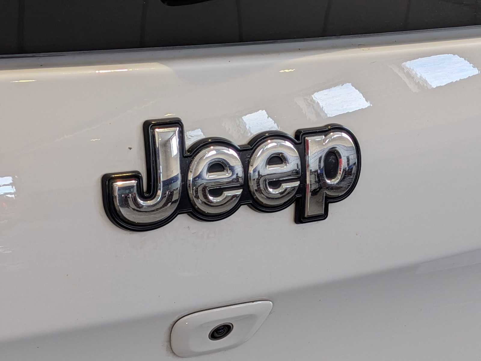 Used 2018 Jeep Cherokee Latitude Plus w/ Comfort/Convenience Group image 11