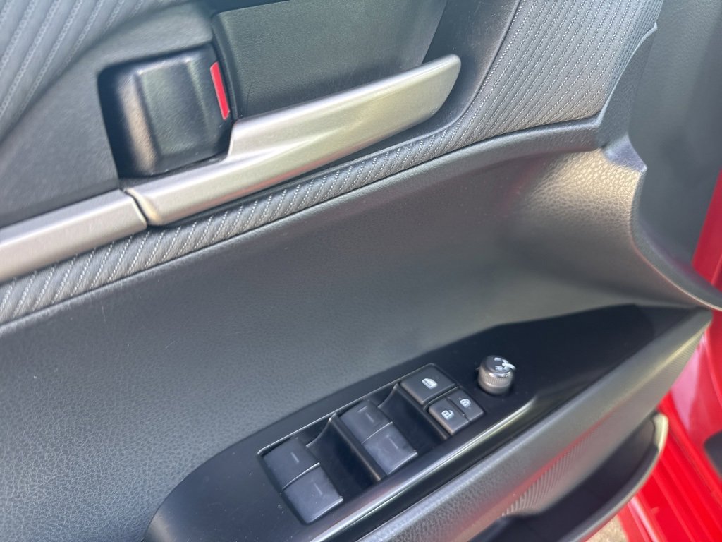 Used 2025 Toyota Camry SE image 9