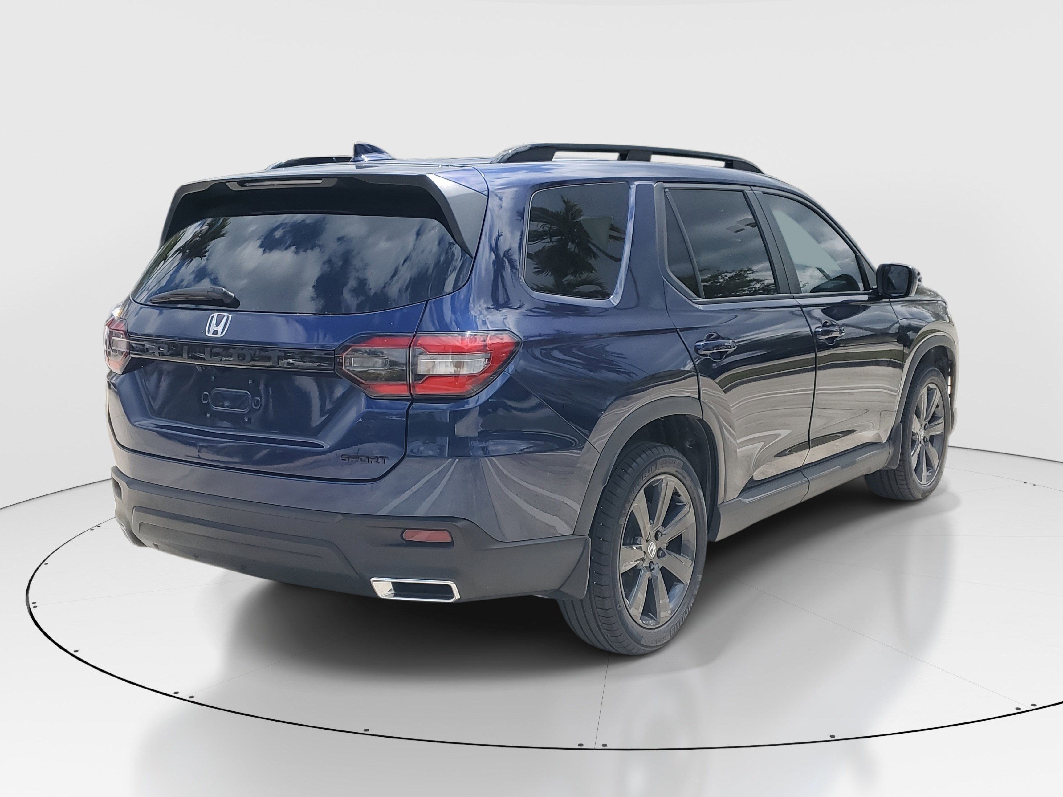 Used 2025 Honda Pilot Sport image 3