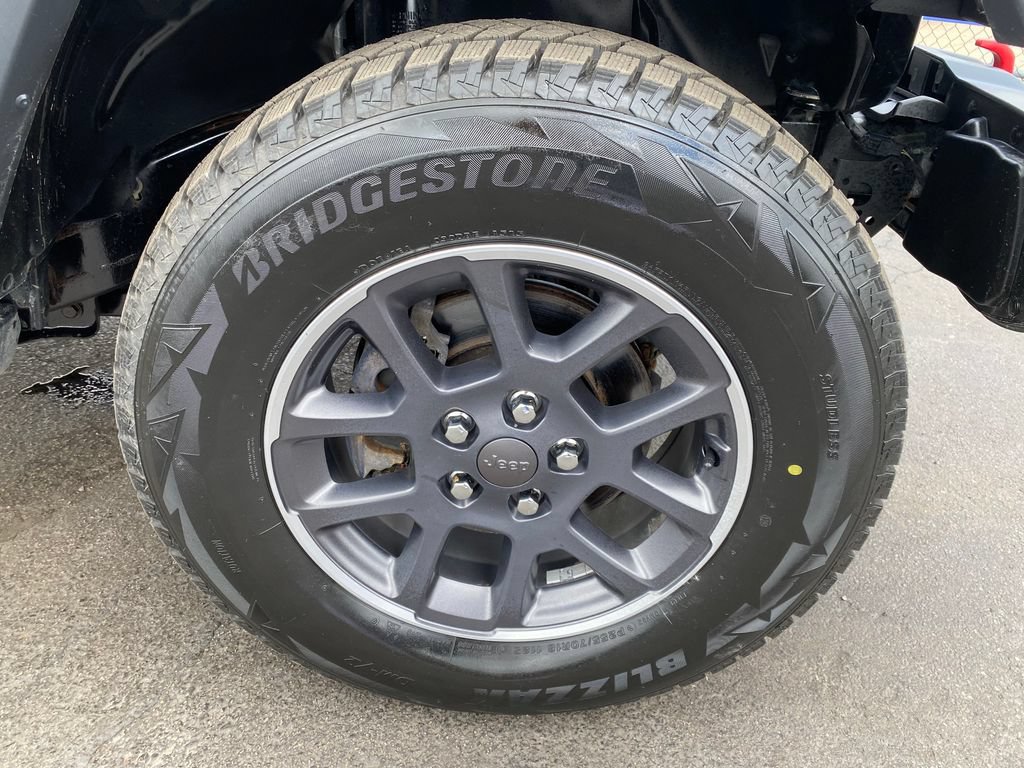 Used 2020 Jeep Gladiator Overland w/ Dual Top Group AWD/4WD image 32