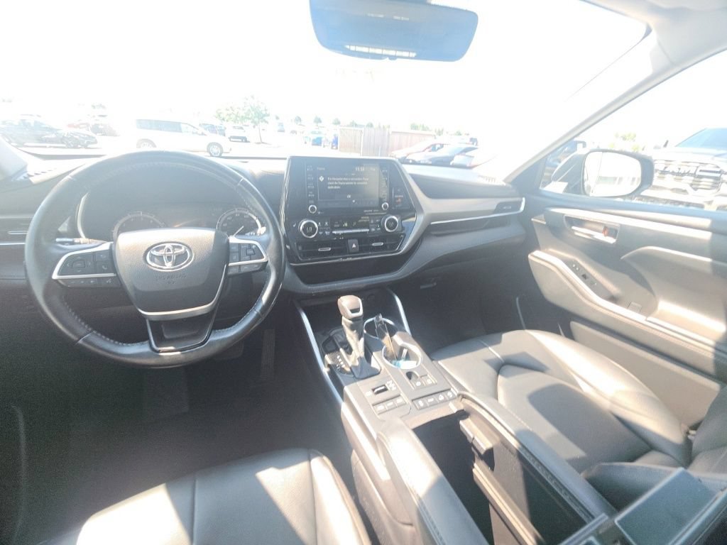 Used 2022 Toyota Highlander XLE AWD/4WD image 27