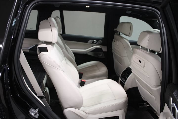 Used 2021 BMW X7 M50i w/ Dynamic Handling Package AWD/4WD image 31