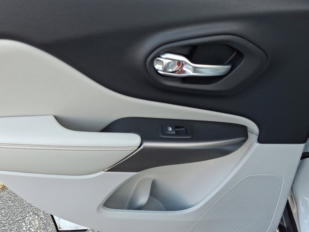 Used 2019 Jeep Cherokee Limited image 19