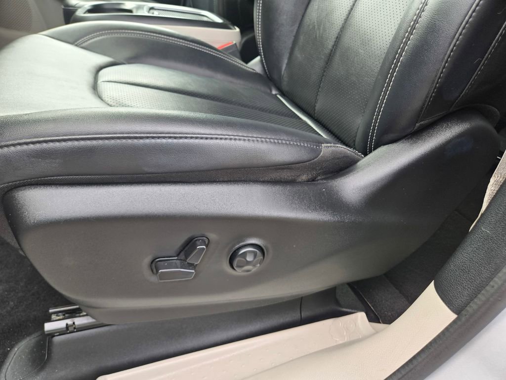 Used 2024 Chrysler Pacifica Touring-L FWD image 26