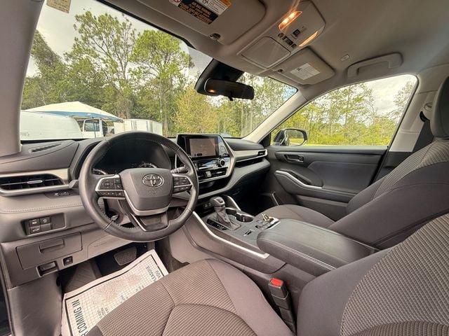 Used 2025 Toyota Highlander LE FWD image 15