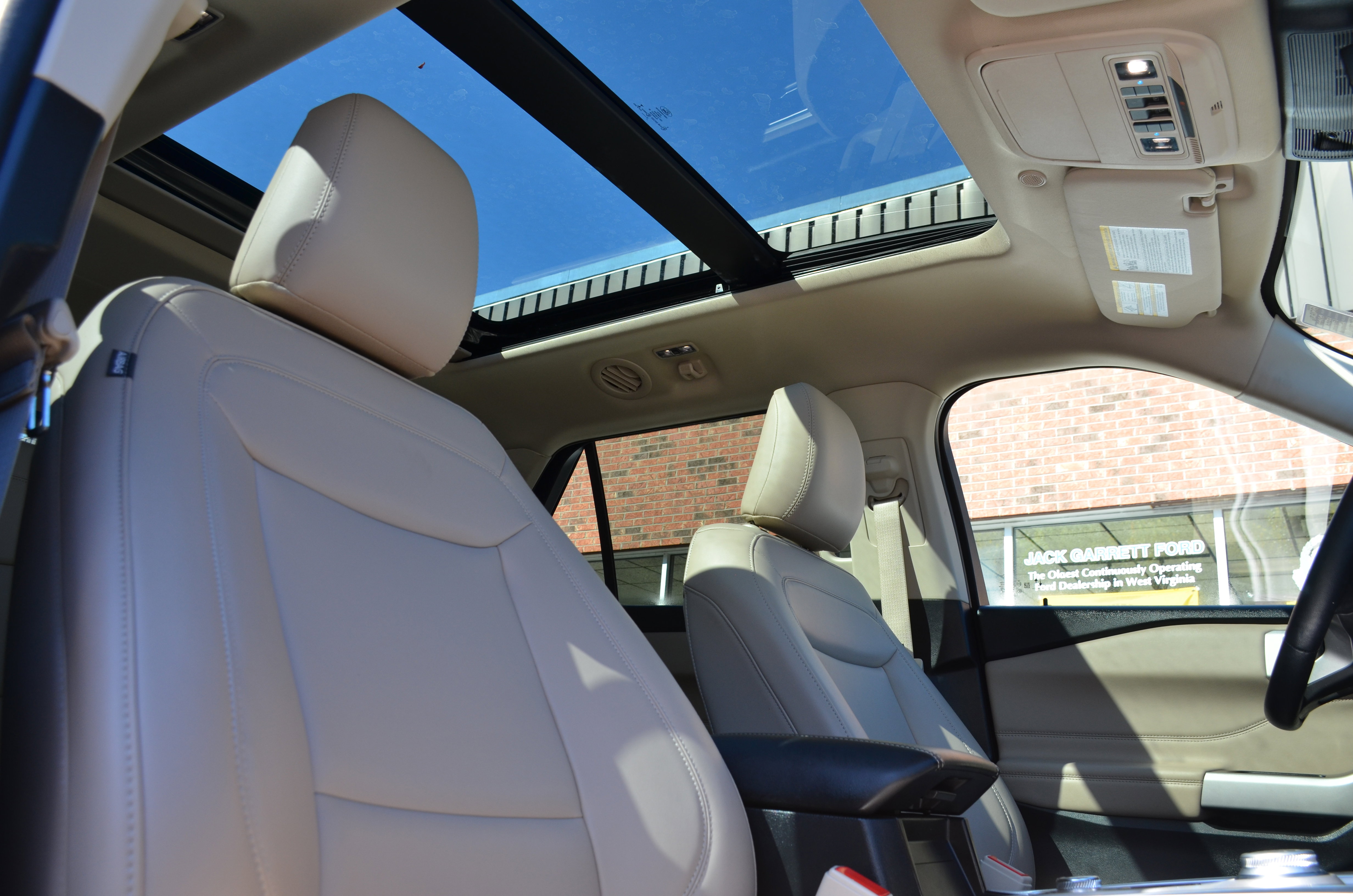 Used 2022 Ford Explorer XLT w/ Equipment Group 202A image 27