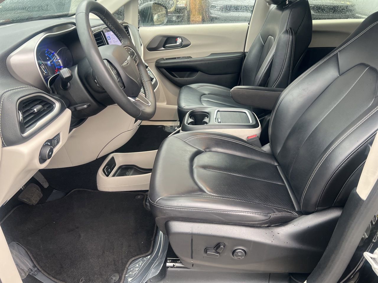 Used 2023 Chrysler Pacifica Touring-L image 16