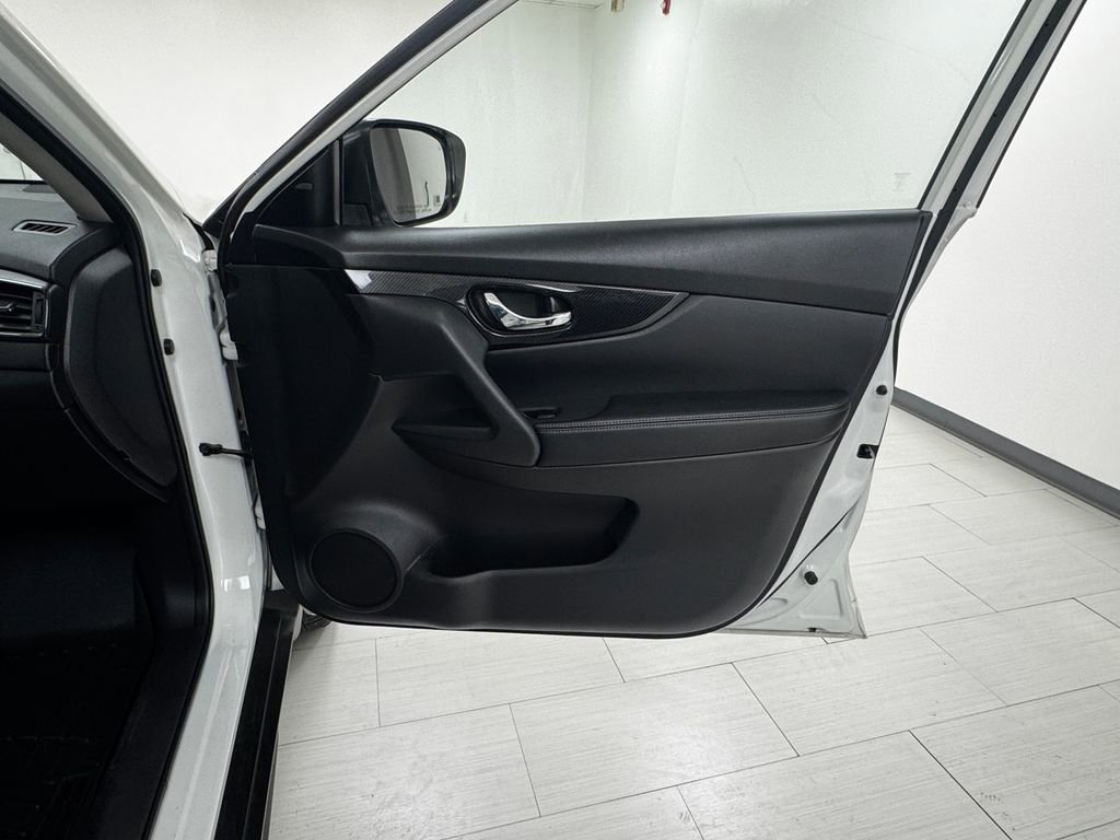 Used 2018 Nissan Rogue SL w/ Premium Package image 13