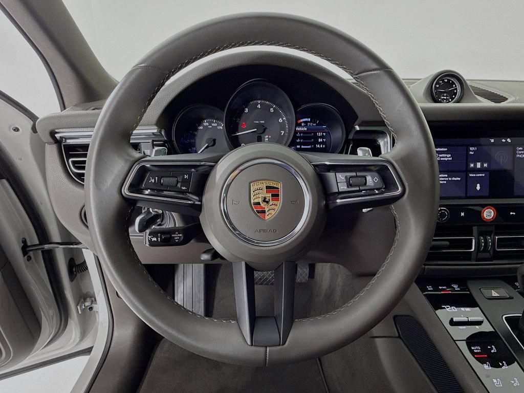 Used 2025 Porsche Macan AWD/4WD image 15