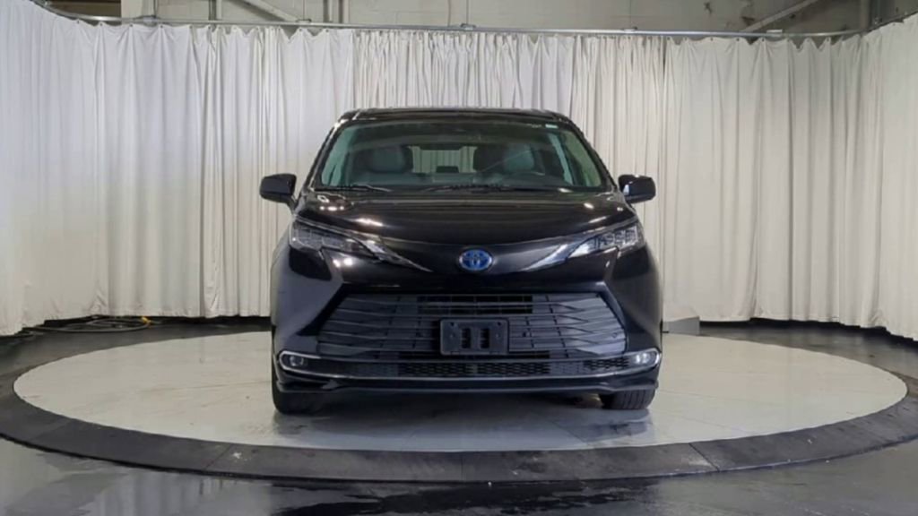 Used 2021 Toyota Sienna XLE FWD image 3