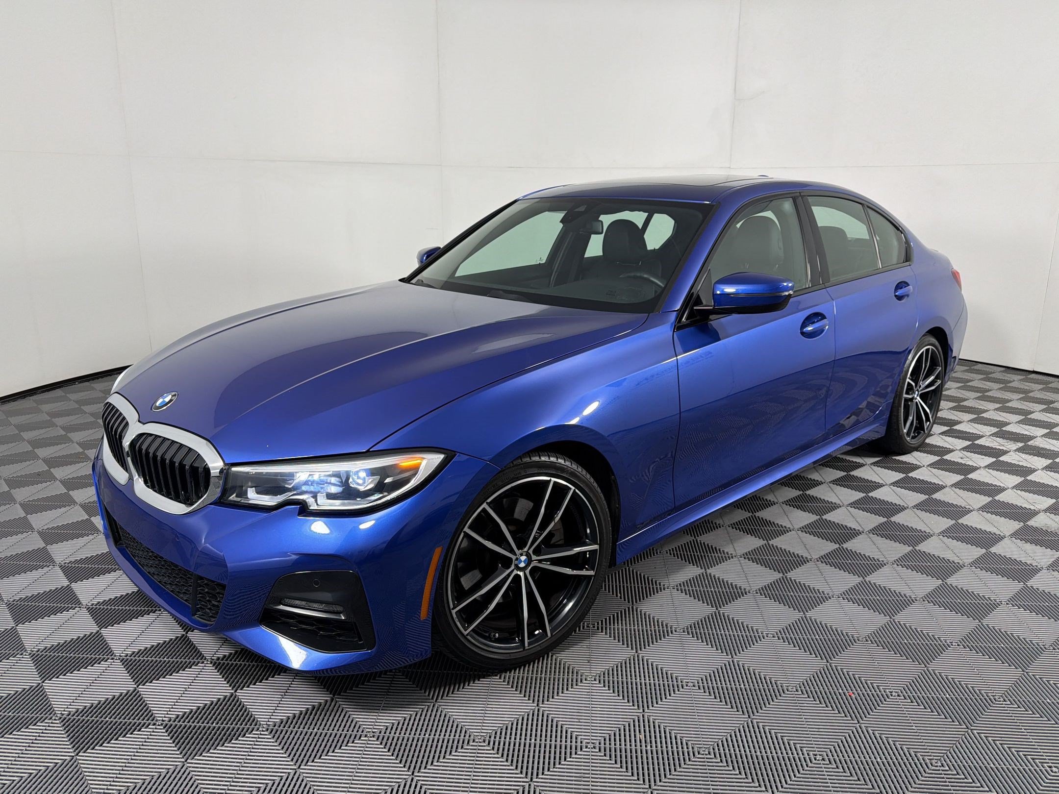 Used 2022 BMW 330i Sedan w/ M Sport Package RWD image 1