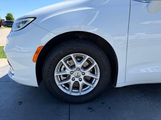 Used 2021 Chrysler Pacifica Touring-L image 4