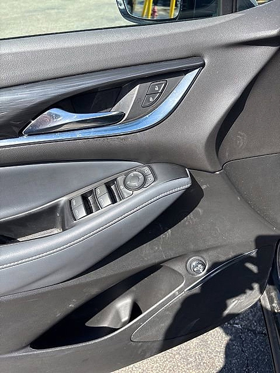 Used 2024 Buick Enclave Essence image 4