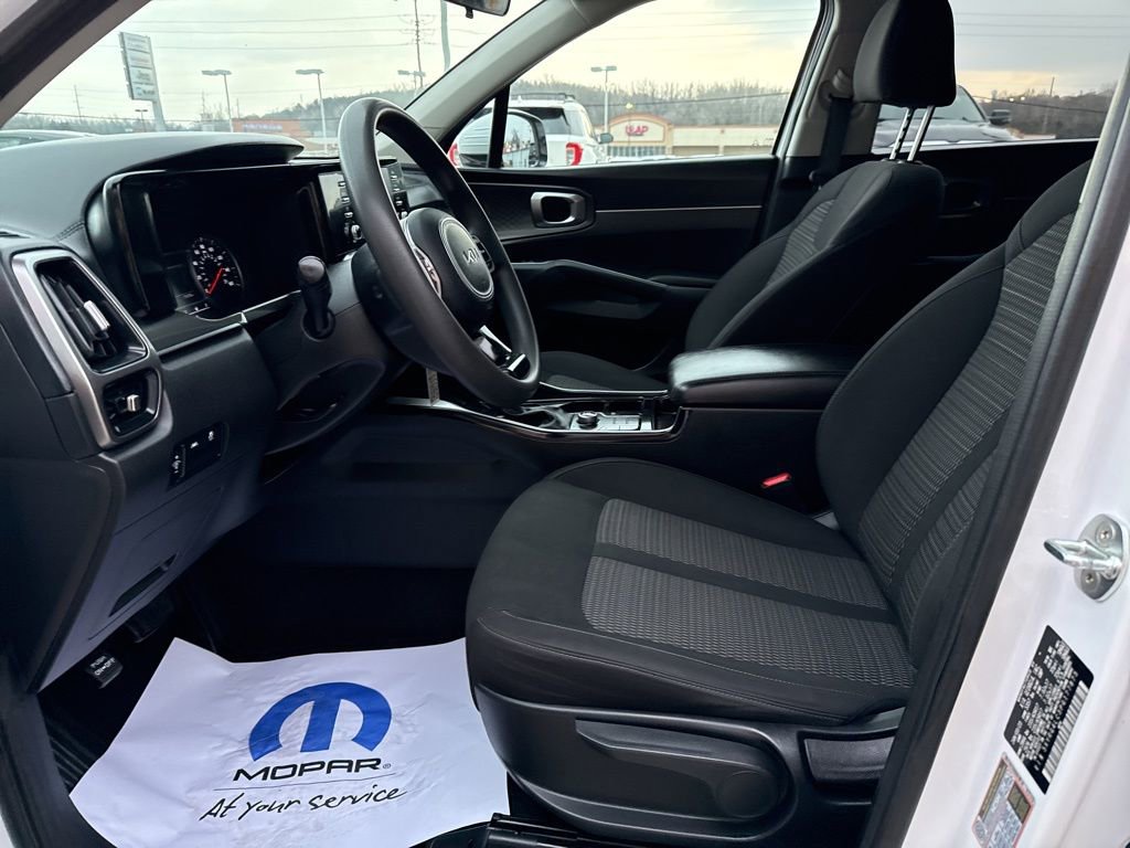 Used 2023 Kia Sorento LX image 9