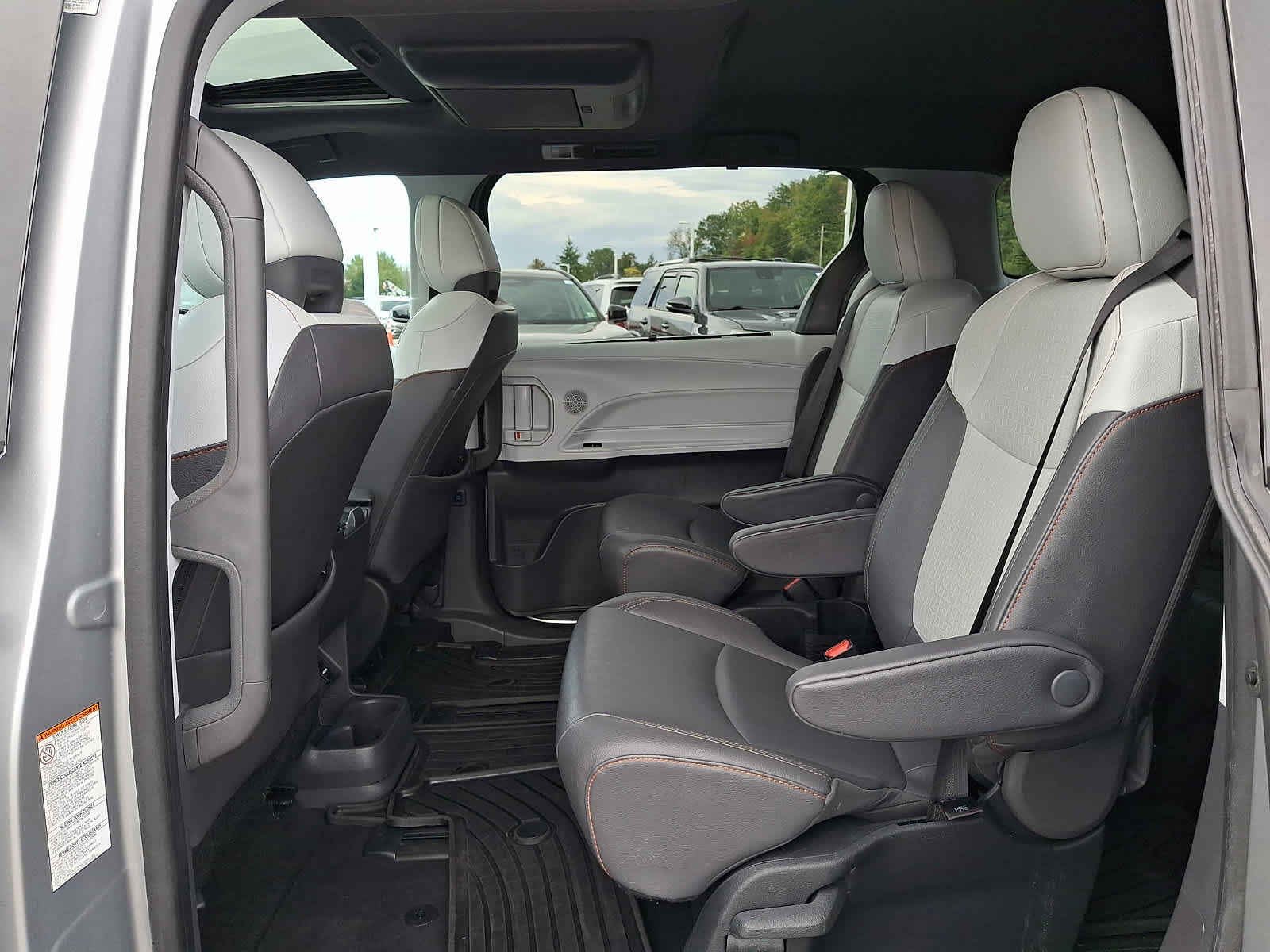 Used 2023 Toyota Sienna XSE w/ XSE Plus Package AWD/4WD image 12