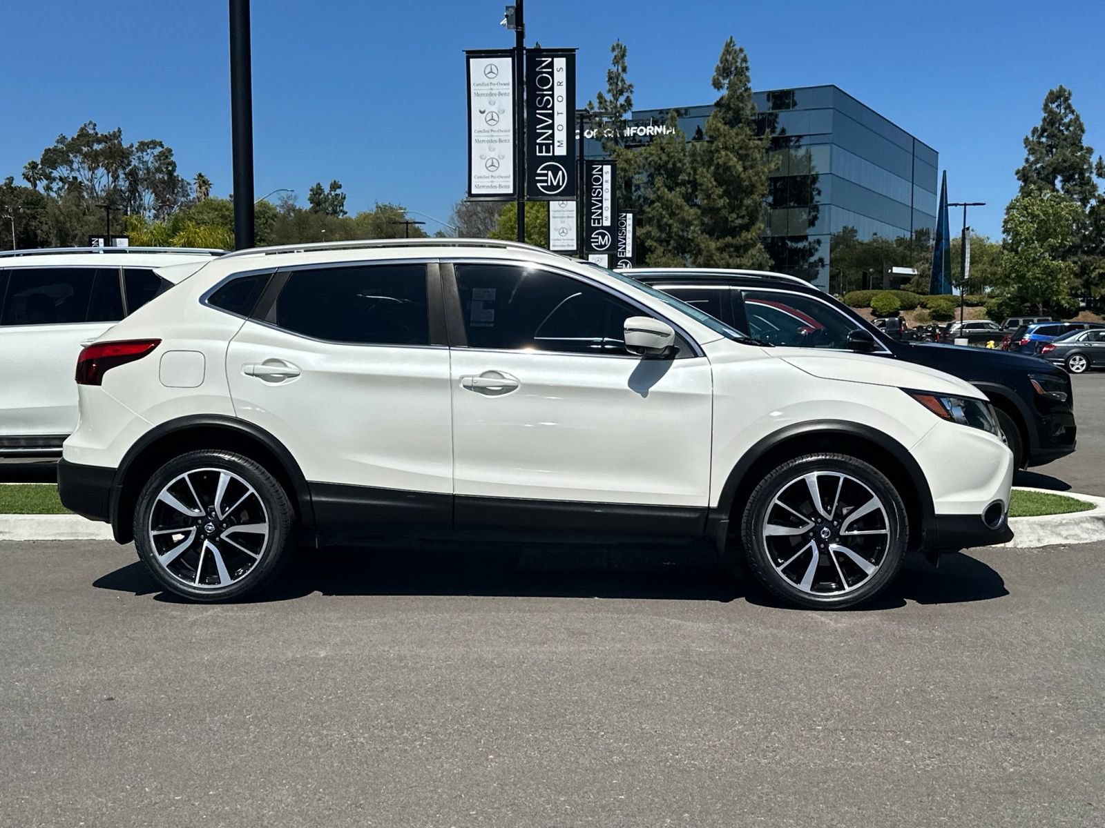Used 2018 Nissan Rogue Sport SL FWD image 2