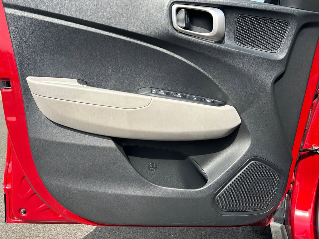 Used 2025 Hyundai Venue SEL FWD image 21