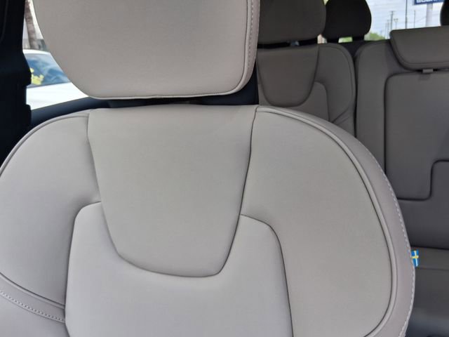 New 2026 Volvo XC90 B6 Plus w/ Protection Package Premier AWD/4WD image 18