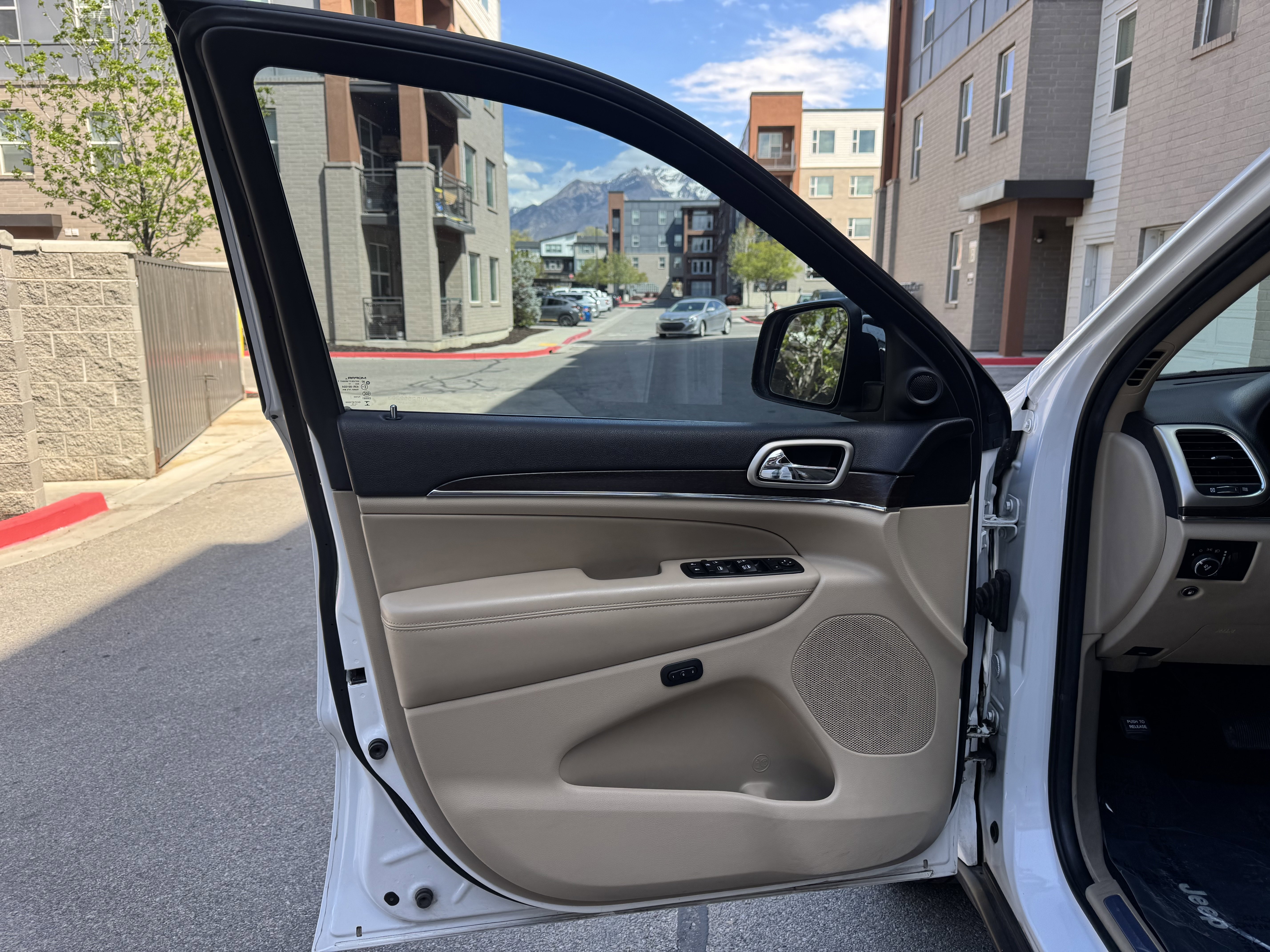 Used 2014 Jeep Grand Cherokee Limited image 14