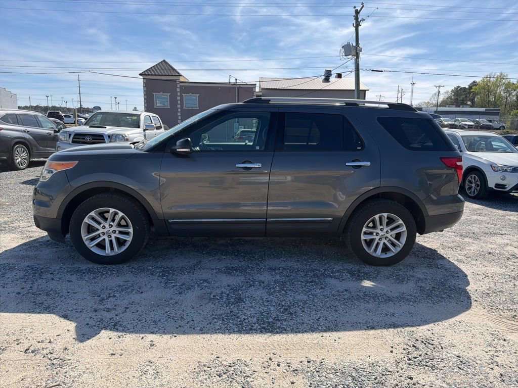 Used 2015 Ford Explorer XLT image 2