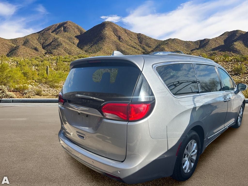 Used 2019 Chrysler Pacifica Touring-L FWD image 4