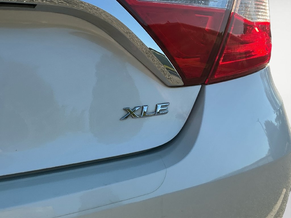 Used 2017 Toyota Camry XLE w/ Moonroof Package FWD image 19