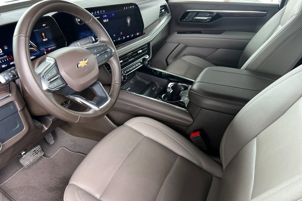 Used 2025 Chevrolet Suburban LT AWD/4WD image 5
