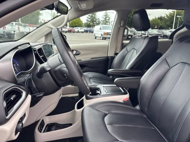 Used 2024 Chrysler Pacifica Touring-L FWD image 9