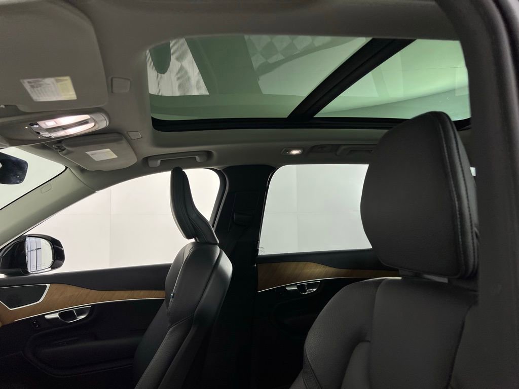 Used 2025 Volvo XC90 B6 Plus image 23