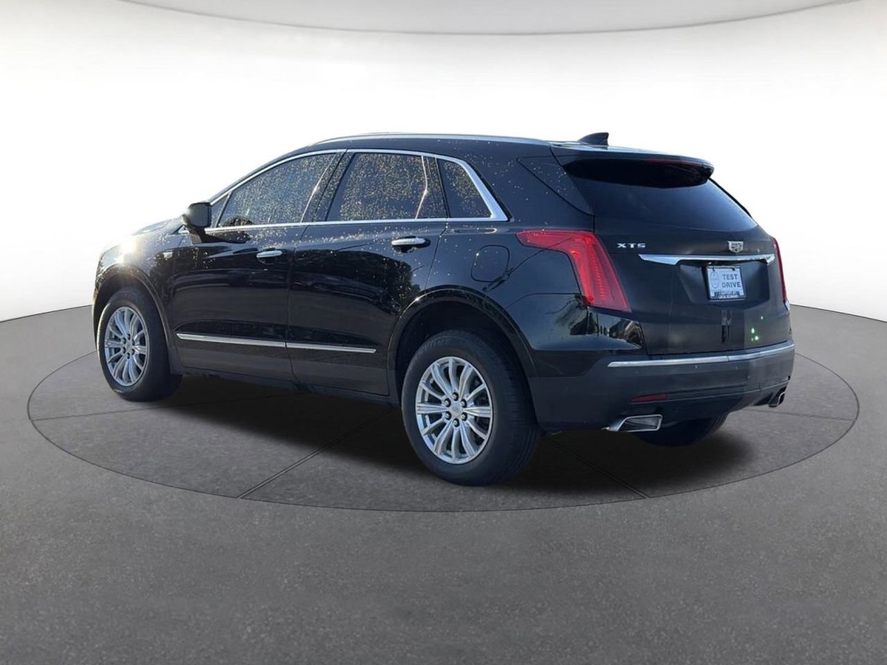 Used 2017 Cadillac XT5 FWD image 3