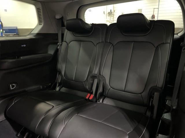 Used 2023 Jeep Grand Cherokee L Limited w/ Black Appearance Package AWD/4WD image 15