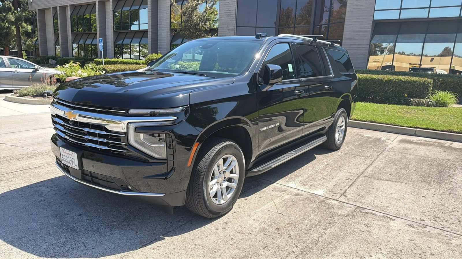 Used 2026 Chevrolet Suburban LT w/ Comfort Package RWD image 5