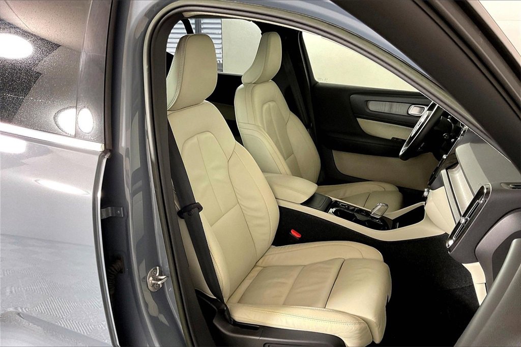 Used 2023 Volvo XC40 B4 Plus w/ Driver Assist Package image 6
