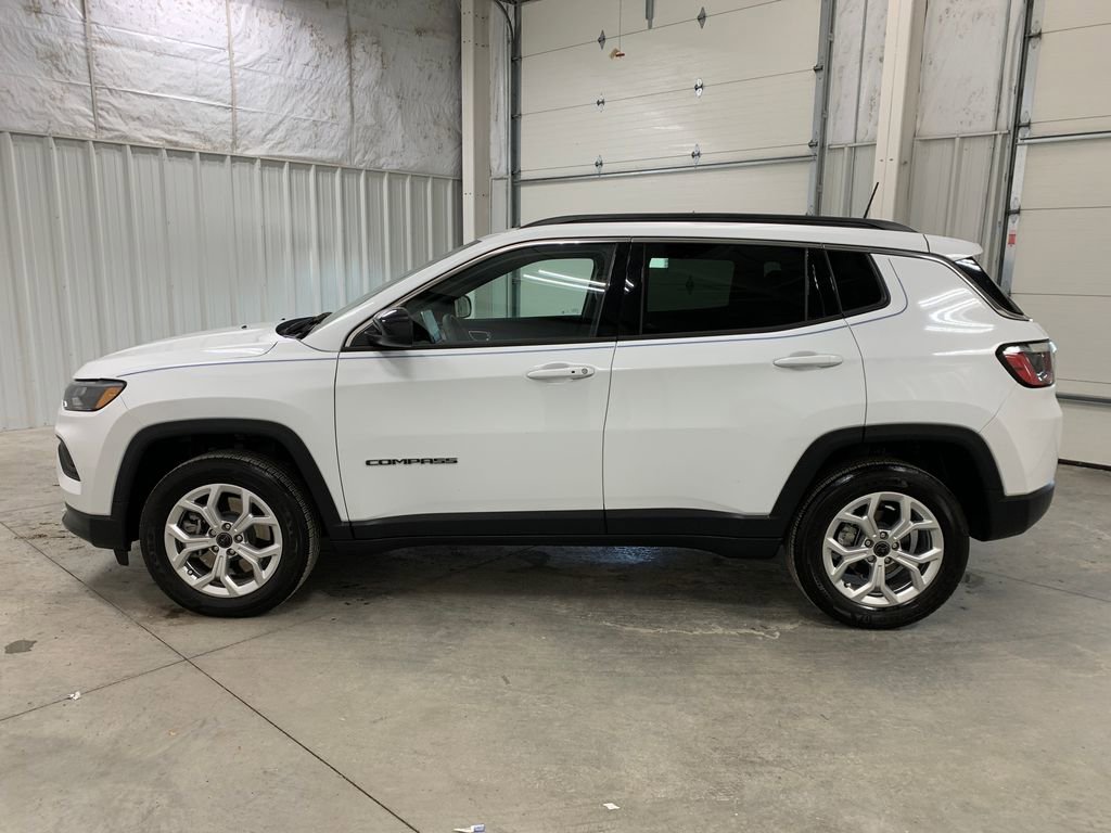 Used 2025 Jeep Compass Latitude w/ Sun & Sound Group image 3