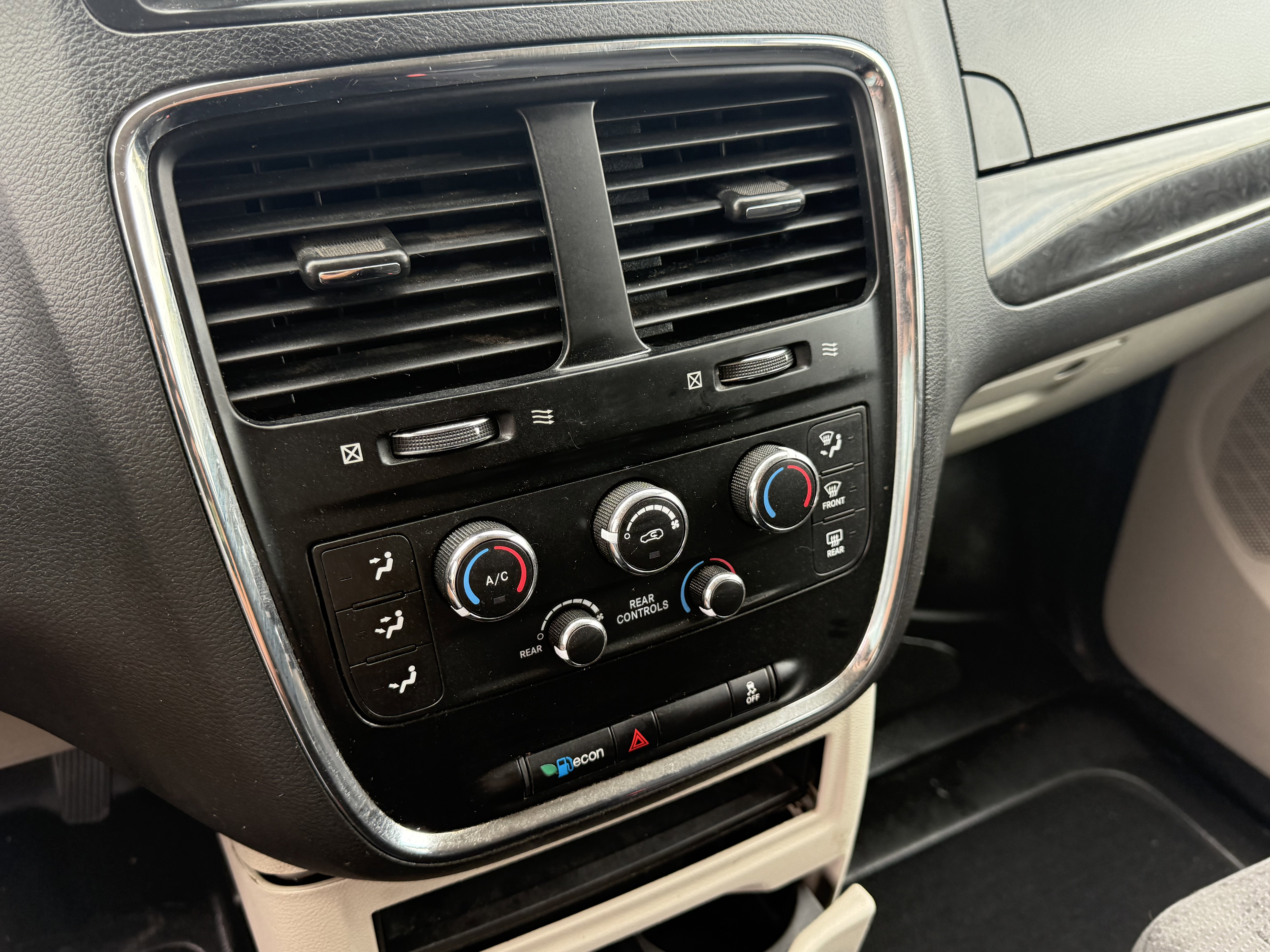 Used 2019 Dodge Grand Caravan SE image 19