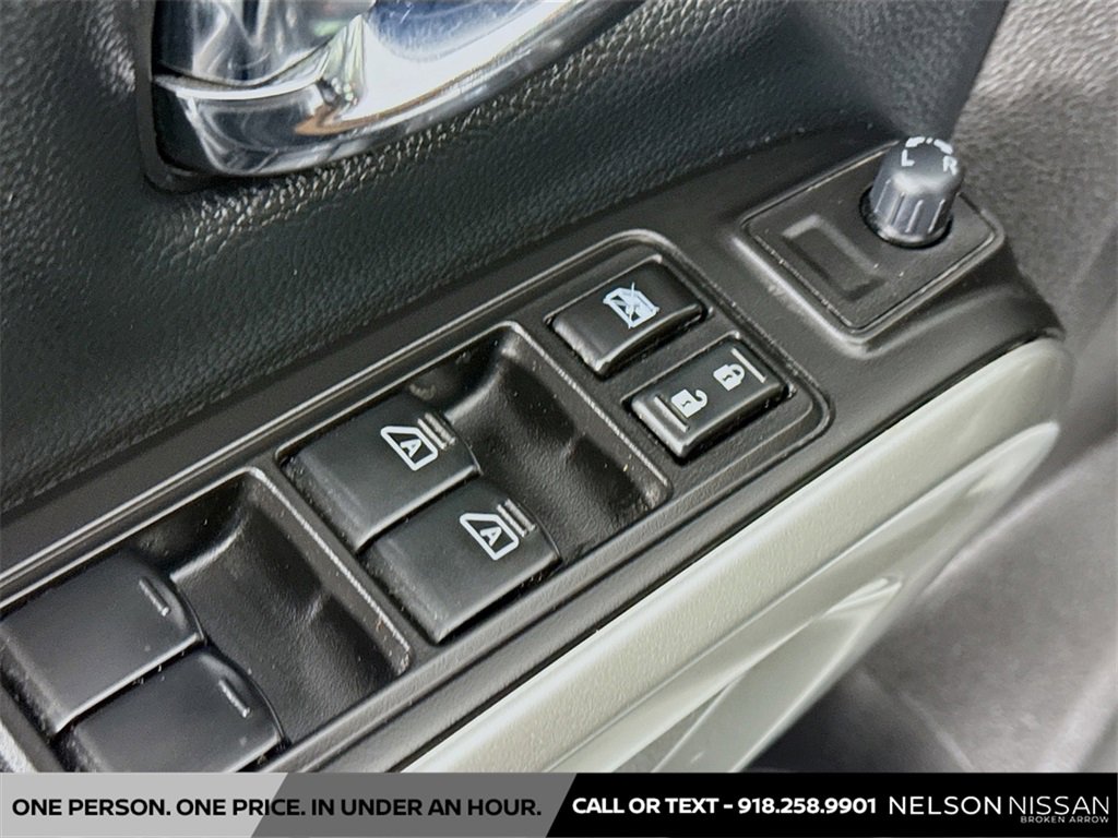 Used 2017 Nissan Titan SV image 18