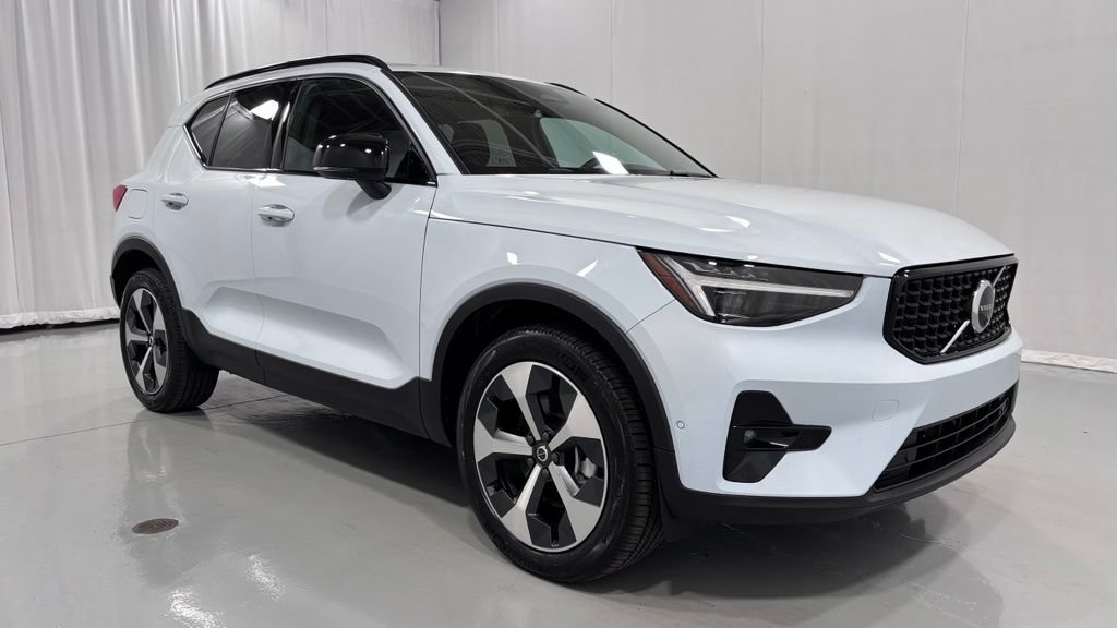 Used 2026 Volvo XC40 B5 Plus w/ Protection Package Premier AWD/4WD image 4