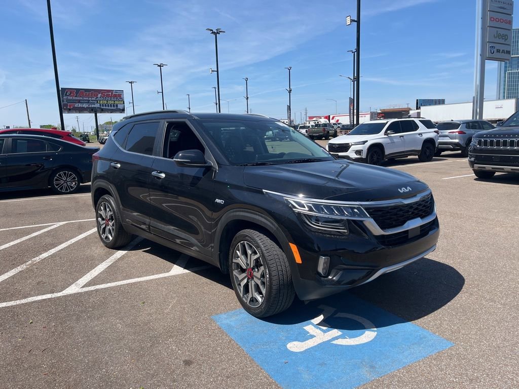 Used 2023 Kia Seltos SX w/ SX Sunroof Package AWD/4WD image 8