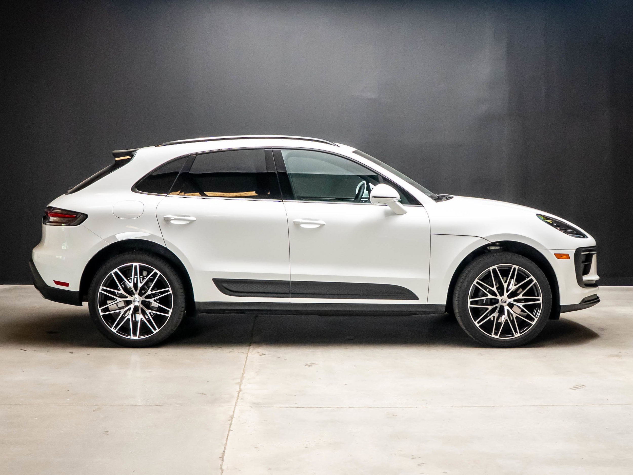 Certified 2026 Porsche Macan AWD/4WD image 8