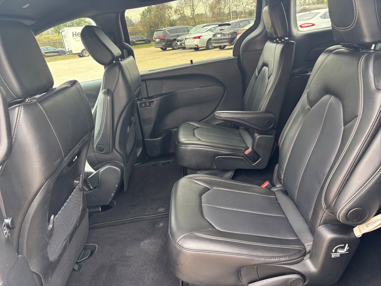 Used 2025 Chrysler Pacifica Select image 23