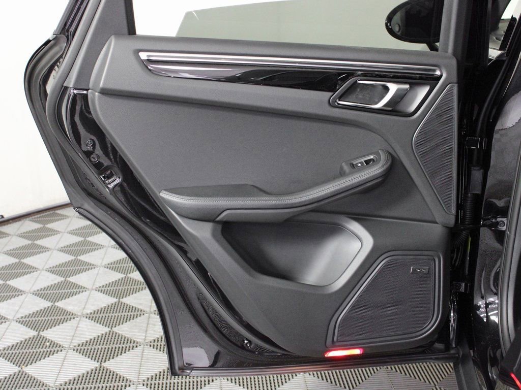 Certified 2025 Porsche Macan image 32