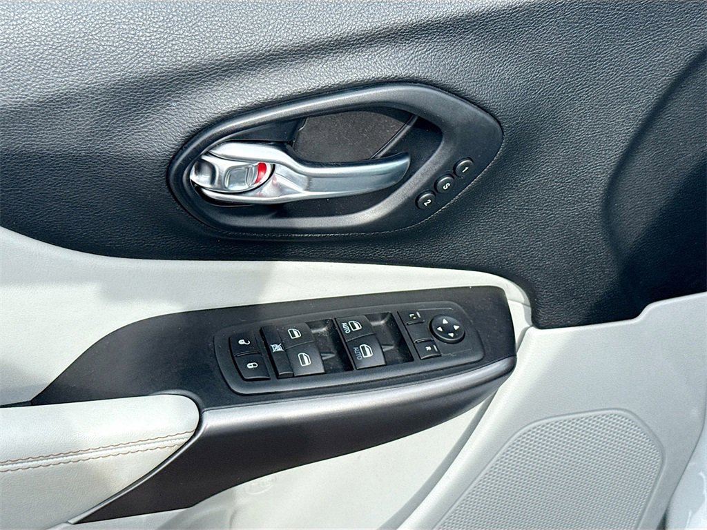 Used 2020 Jeep Cherokee Limited image 19